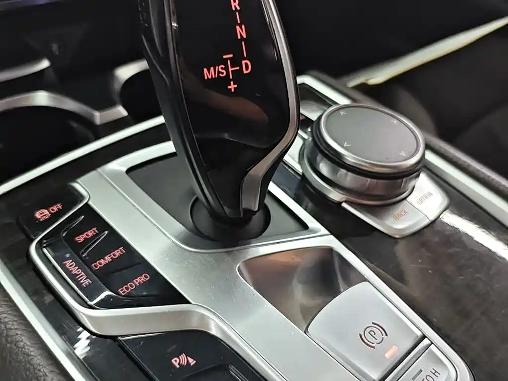 BMW 7 Series 2018 — фото 18