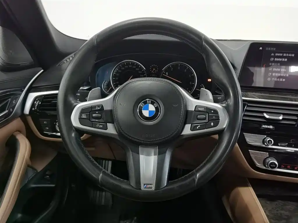 BMW 5 Series 2018 — фото 11
