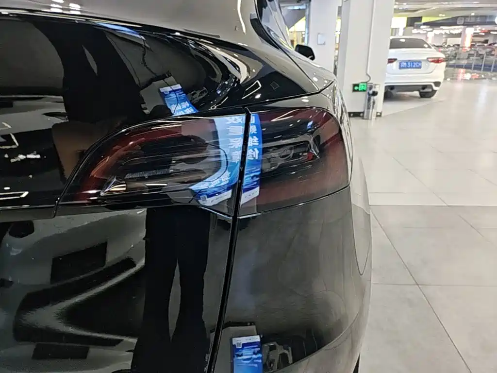 Tesla Model Y 2023 — фото 8