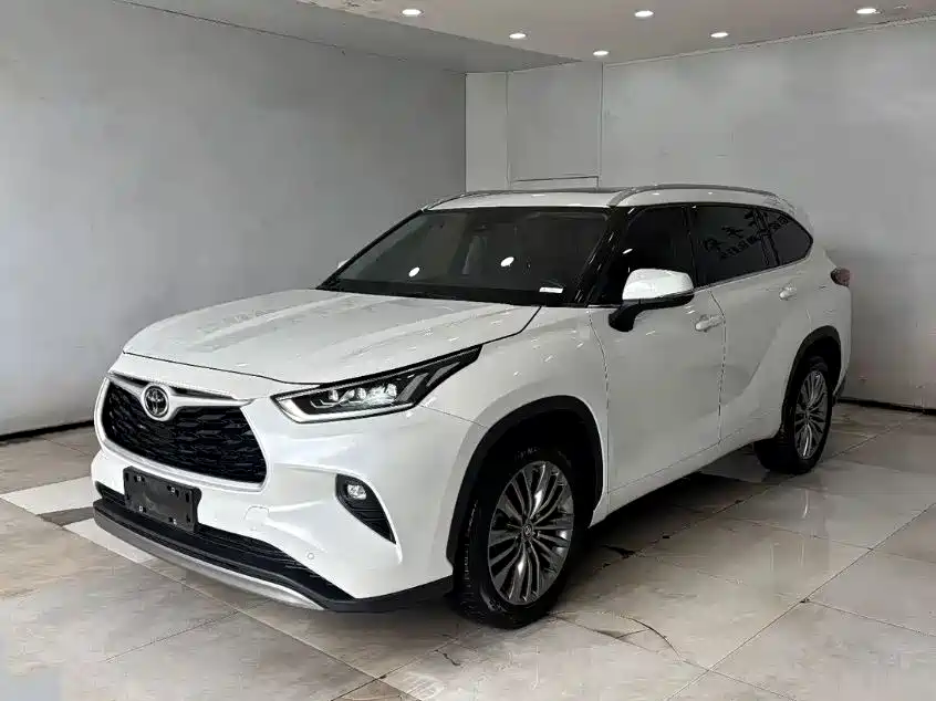 Toyota Highlander 2022 — фото 1