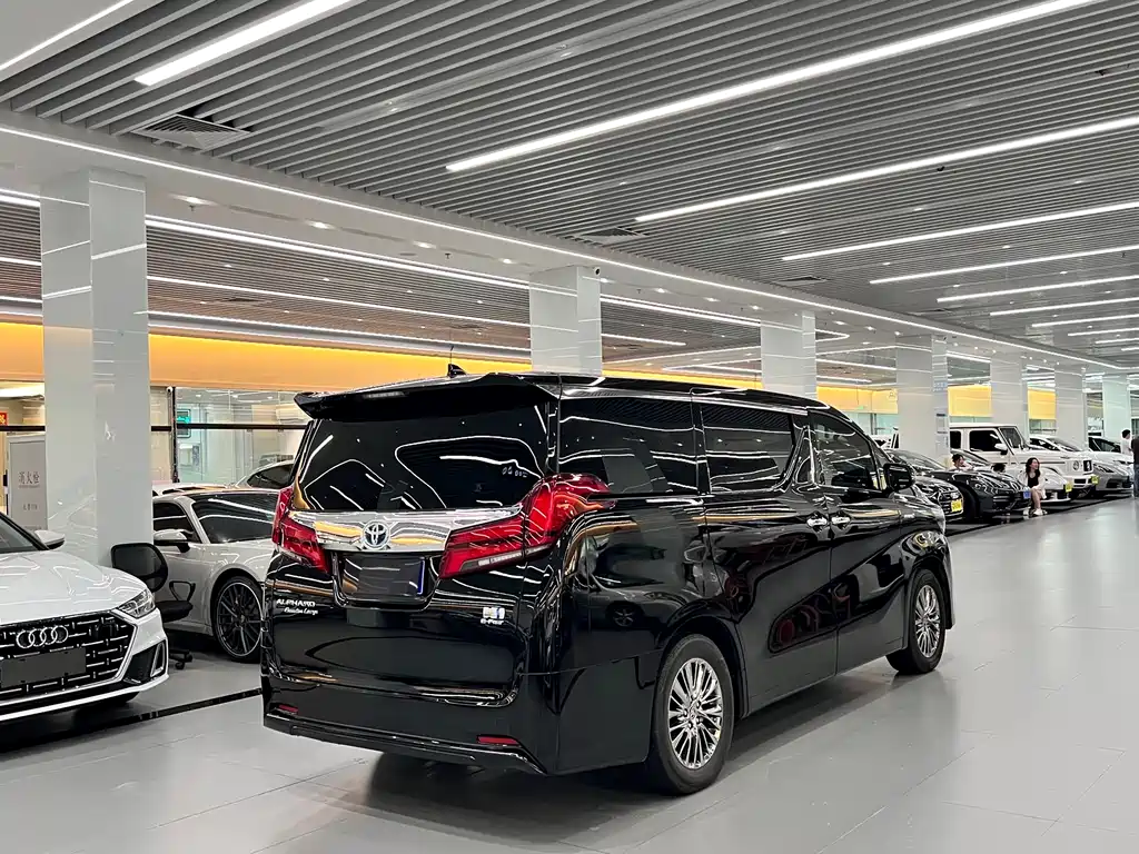 Toyota Alphard 2023 — фото 12
