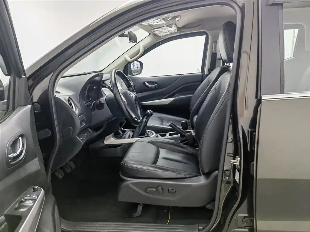 Nissan Navara 2018 — фото 10