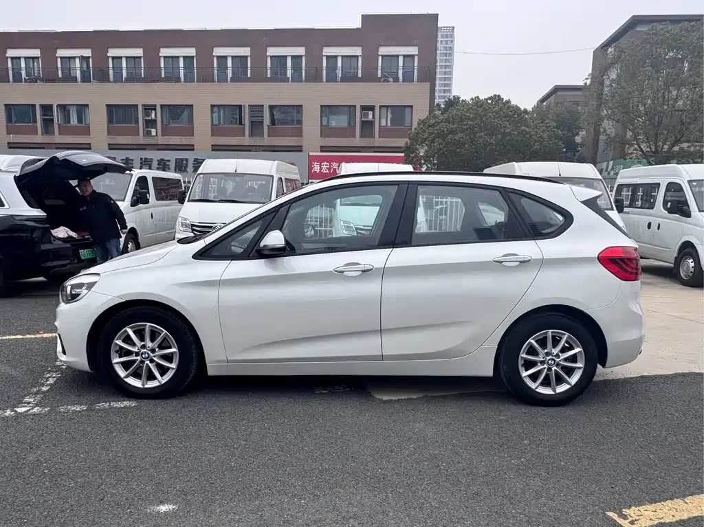 BMW 2 Series Active Tourer 2017 — фото 7
