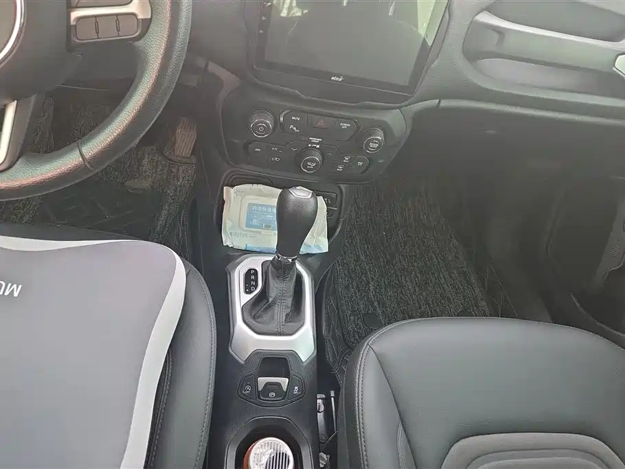 Jeep Renegade 2020 — фото 16