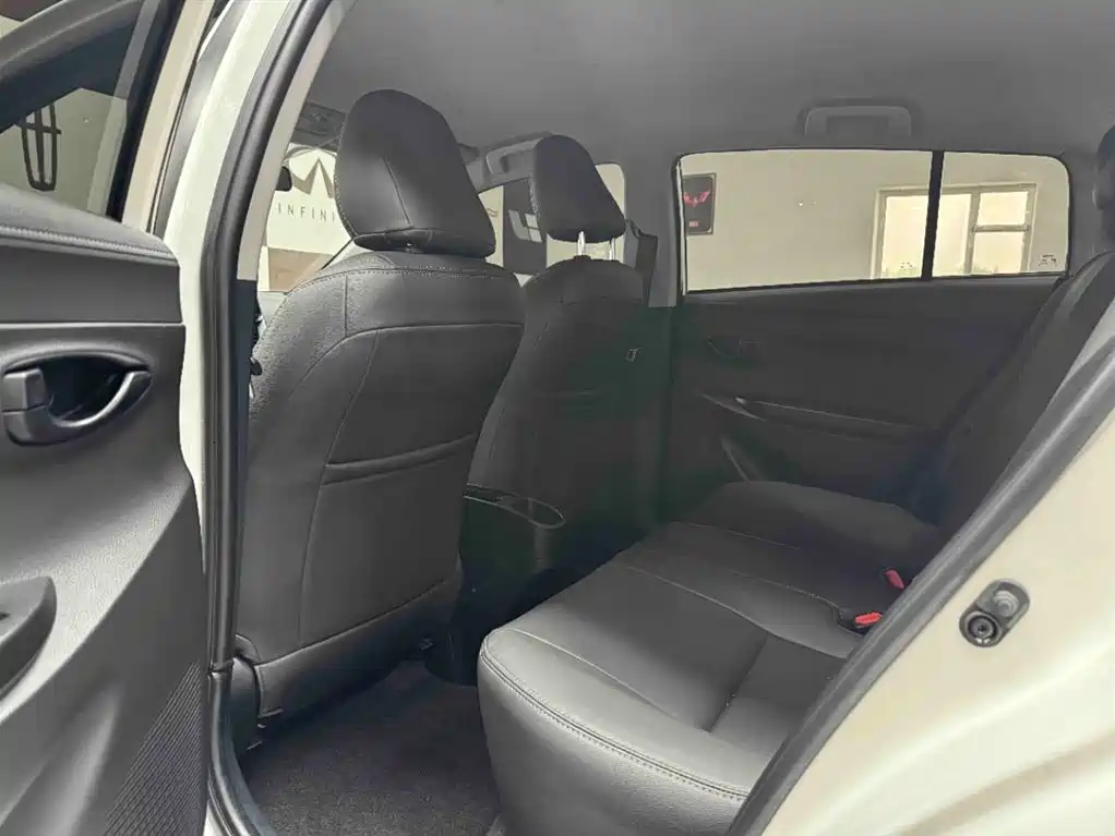 Toyota Yaris L 2022 — фото 7