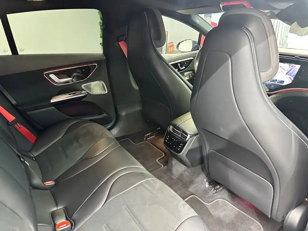 Mercedes-Benz EQE AMG 2023 — фото 17