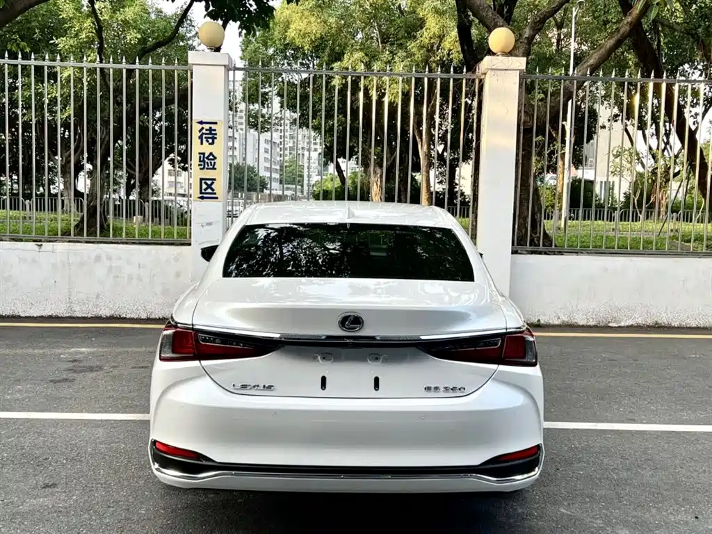Lexus ES 2019 — фото 7