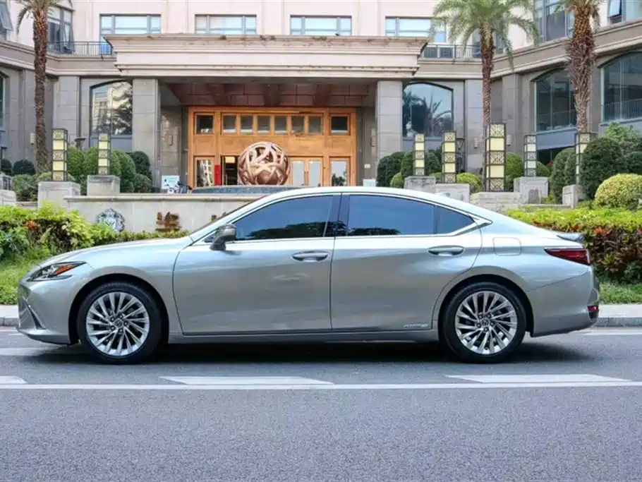 Lexus ES 2022 — фото 11