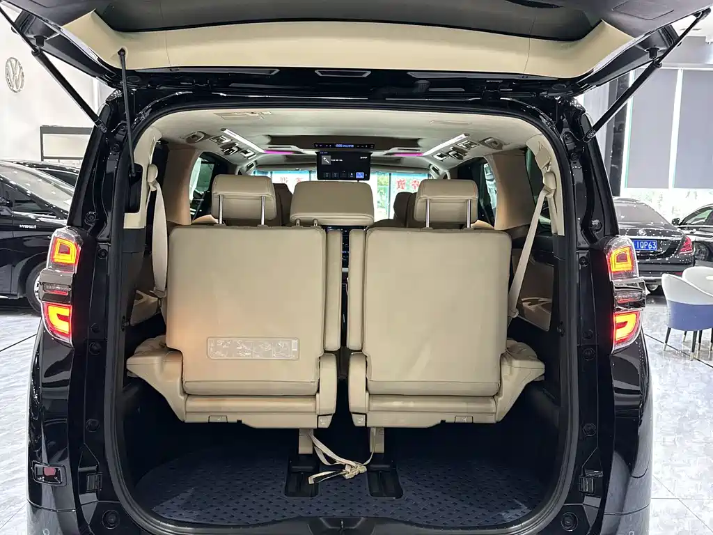 Toyota Vellfire 2023 — фото 17