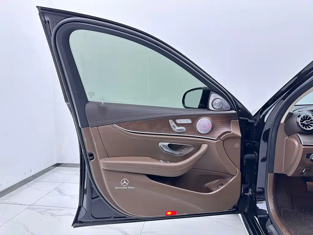 Mercedes-Benz E-Class 2022 — фото 8