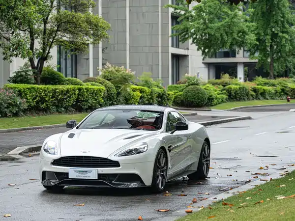 Aston Martin Vanquish 2013