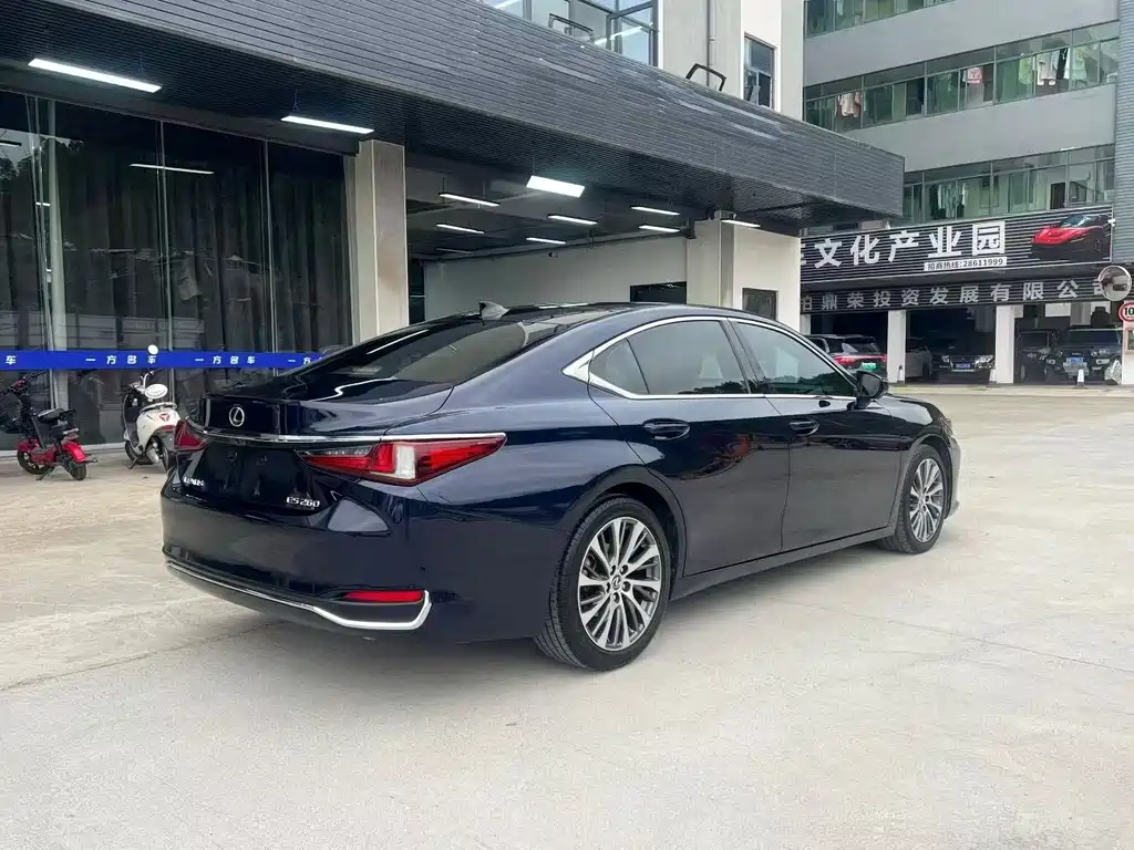 Lexus ES 2018 — фото 9