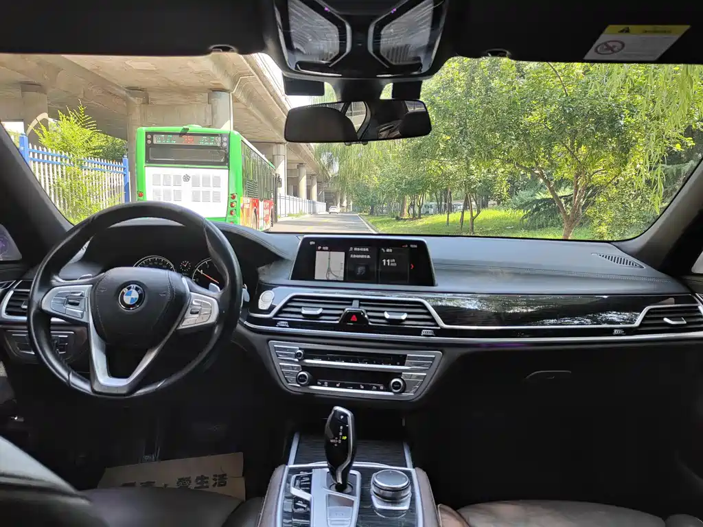 BMW 7 Series 2017 — фото 13