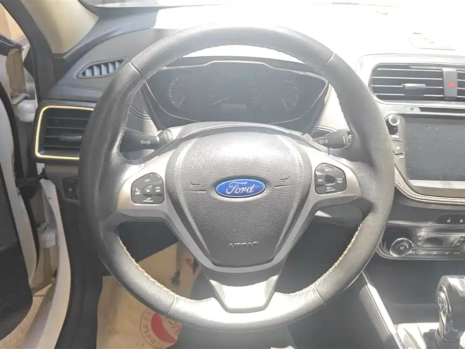 Ford Escort 2016 — фото 15
