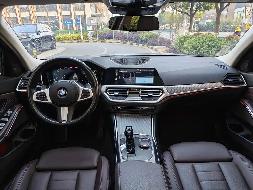 BMW 3 Series 2019 — фото 13