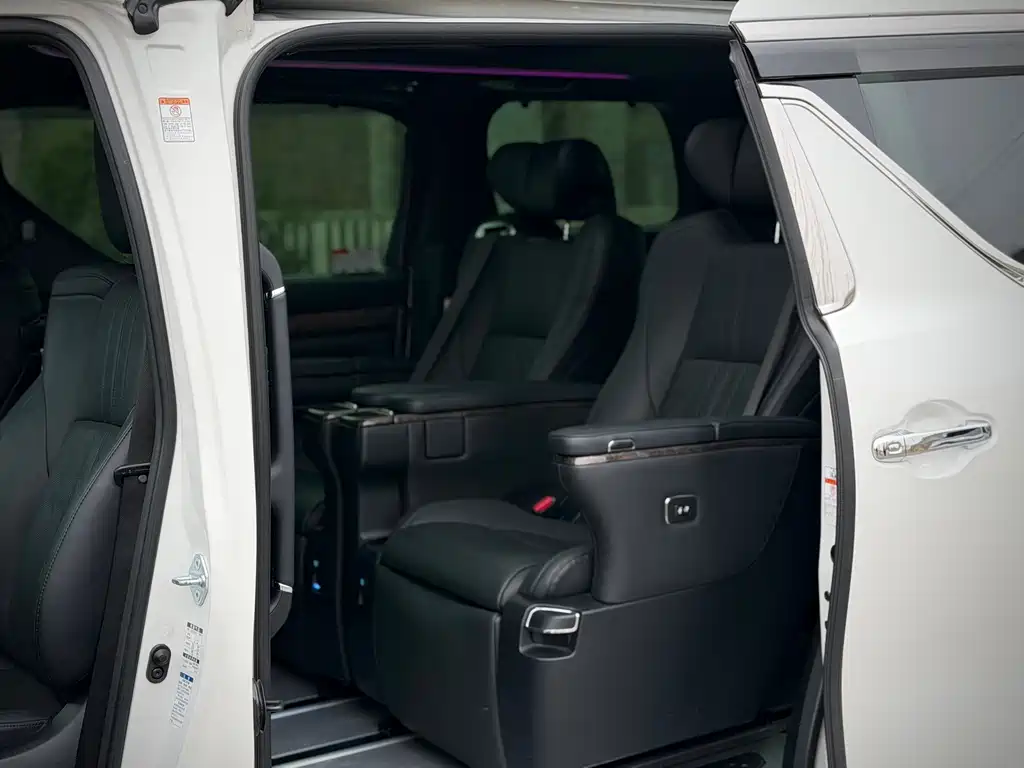 Toyota Vellfire 2022 — фото 10
