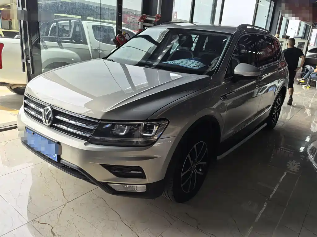 Volkswagen Tiguan L 2017 — фото 1