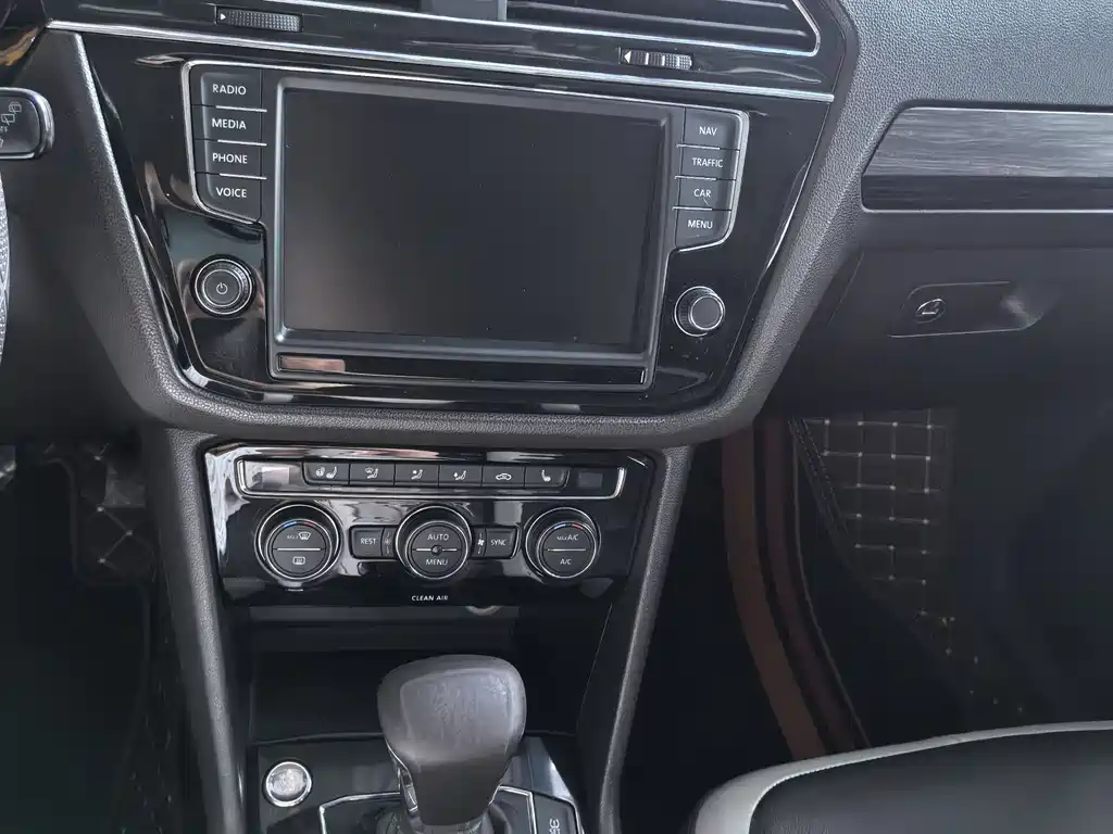 Volkswagen Tiguan L 2017 — фото 10