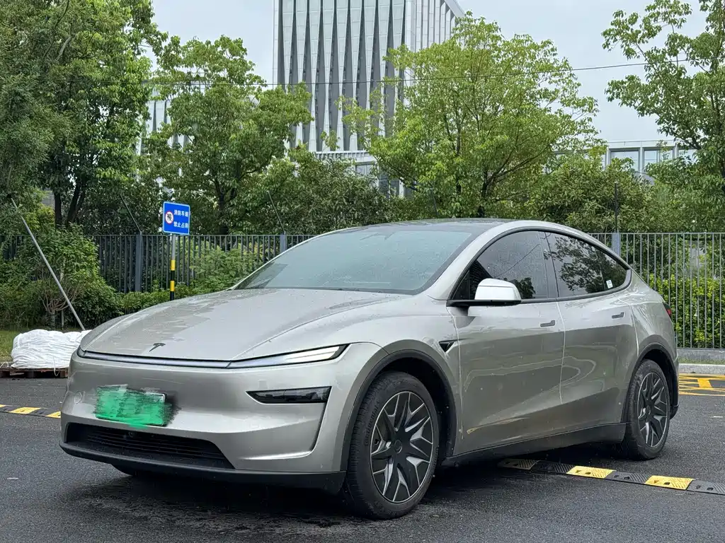 Tesla Model Y L 2025 — фото 1