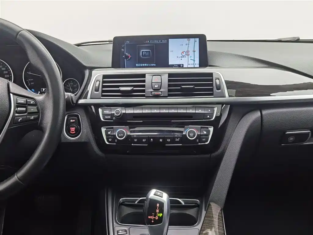 BMW 3 Series 2017 — фото 12