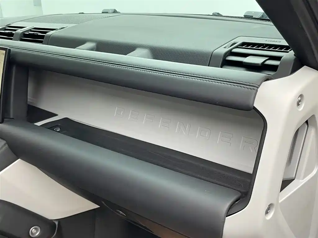 Land Rover Defender 2023 — фото 25