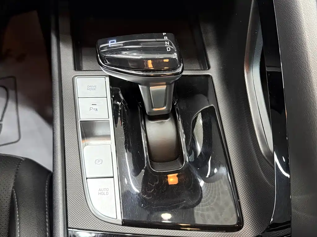 Hyundai Elantra 2023 — фото 17