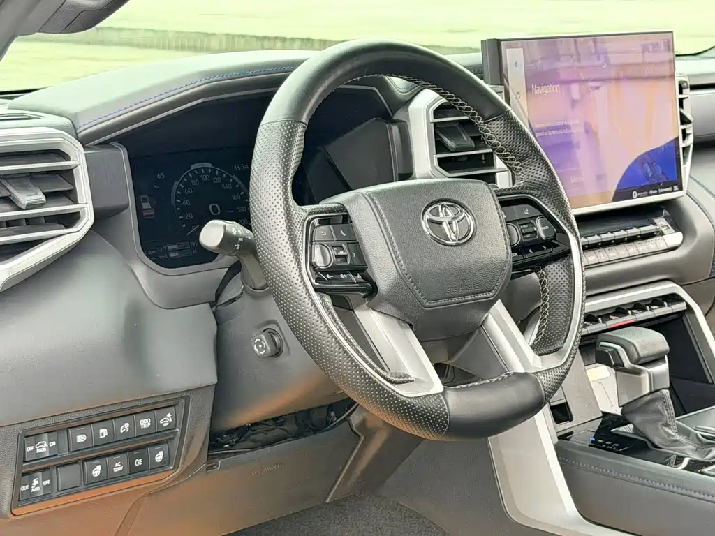Toyota Sequoia 2023 — фото 9