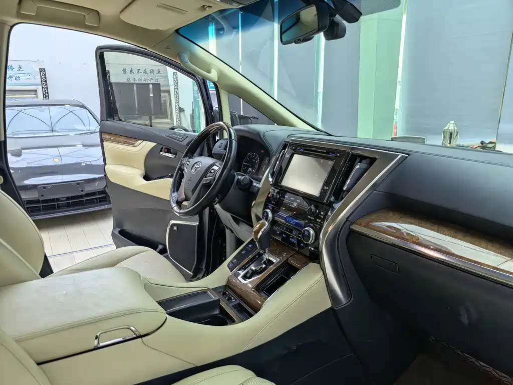 Toyota Alphard 2017 — фото 10
