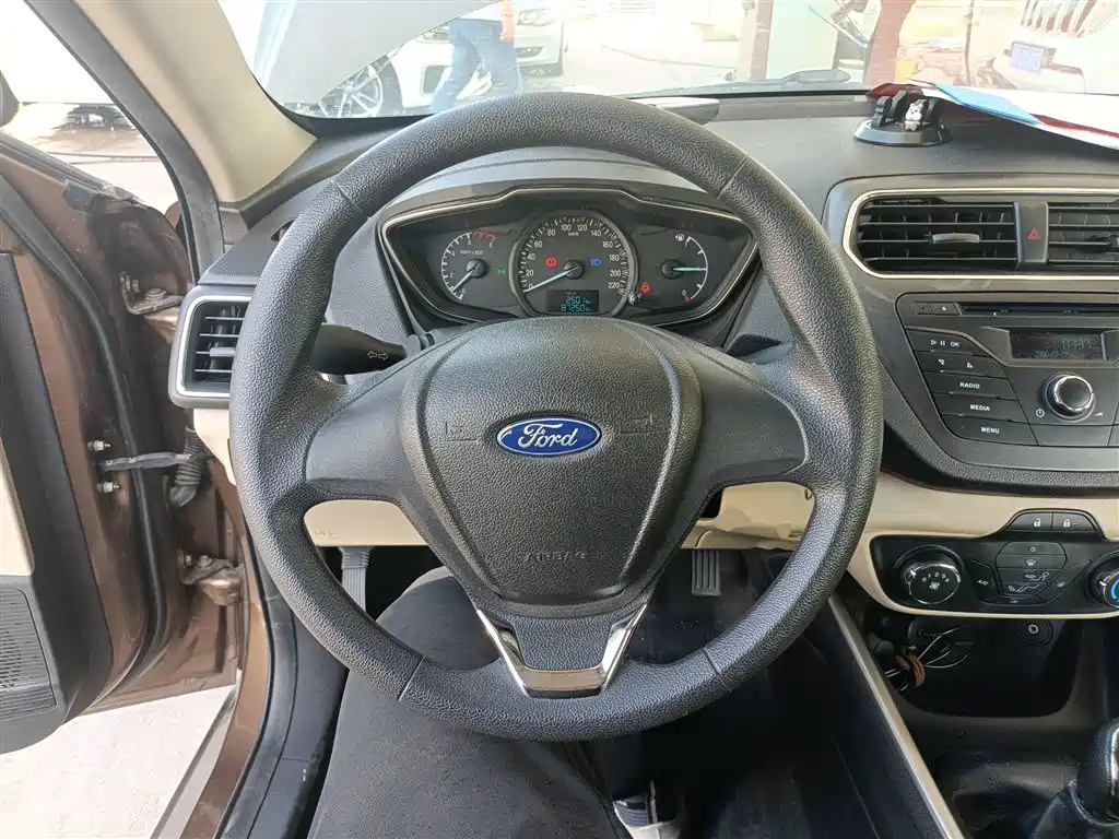 Ford Escort 2018 — фото 11