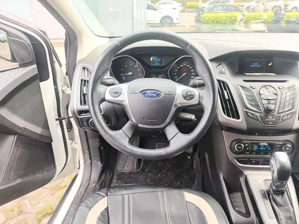 Ford Focus 2015 — фото 11