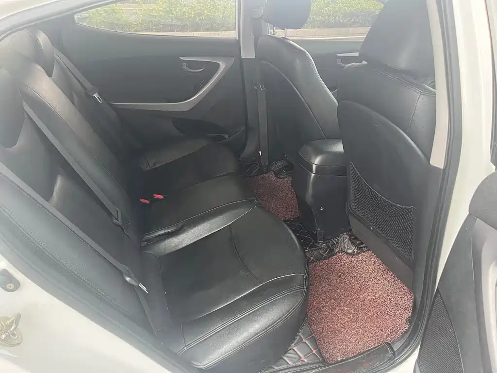 Hyundai Elantra 2017 — фото 12