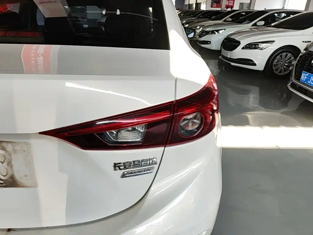Mazda 3 Axela 2018 — фото 8