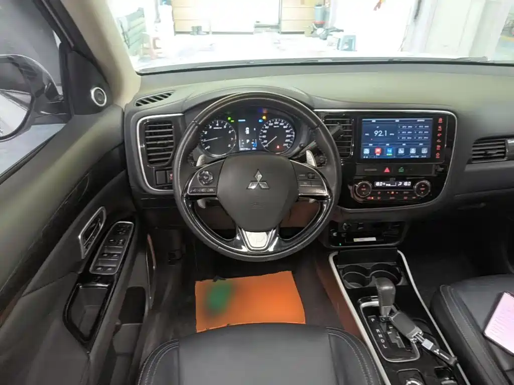 Mitsubishi Outlander 2020 — фото 11