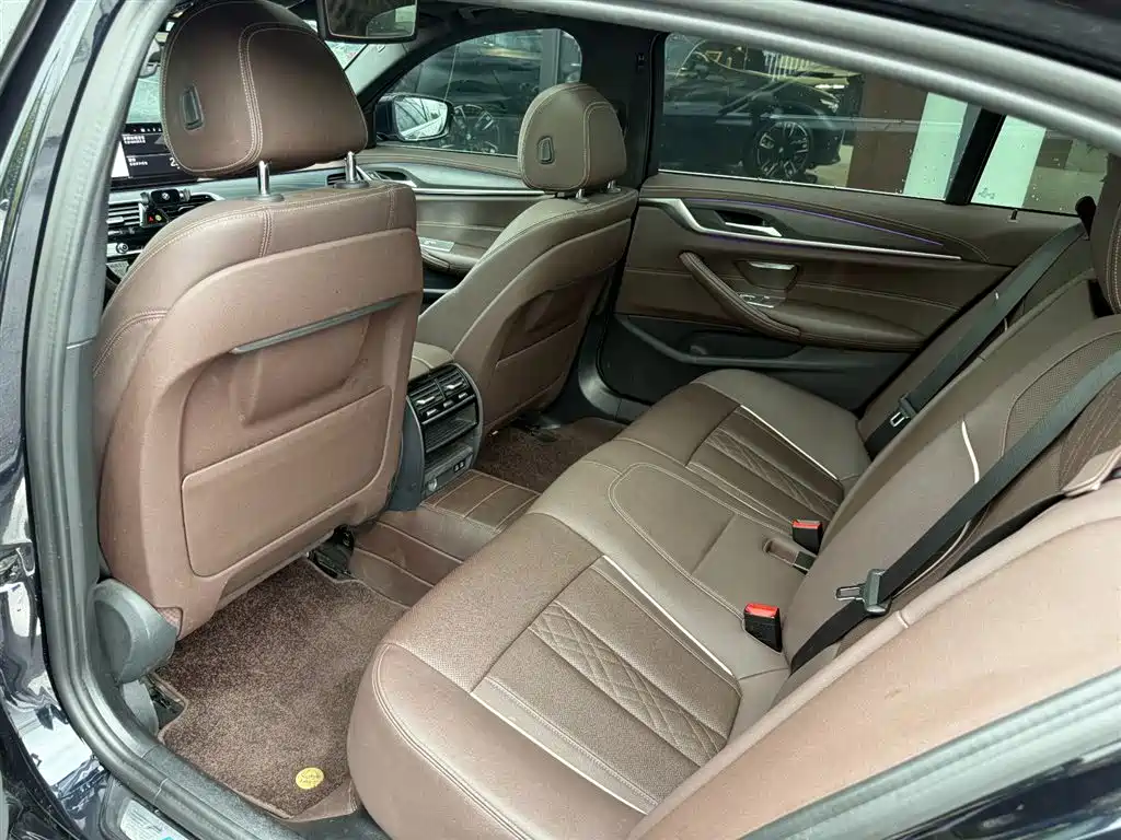 BMW 5 Series 2023 — фото 10