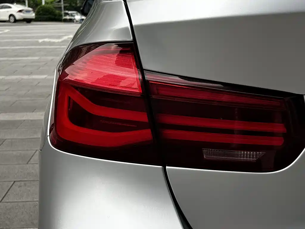 BMW 3 Series 2018 — фото 25