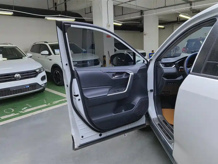 Toyota RAV4 2021 — фото 7