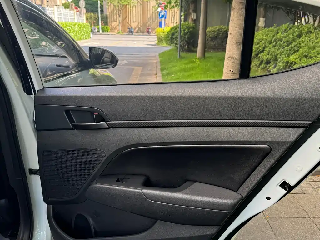 Hyundai Elantra 2018 — фото 11