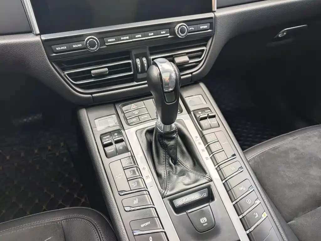 Porsche Macan 2019 — фото 12