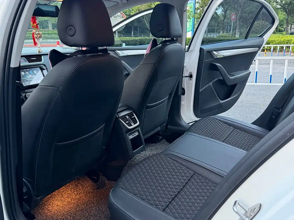 Skoda Octavia 2018 — фото 11