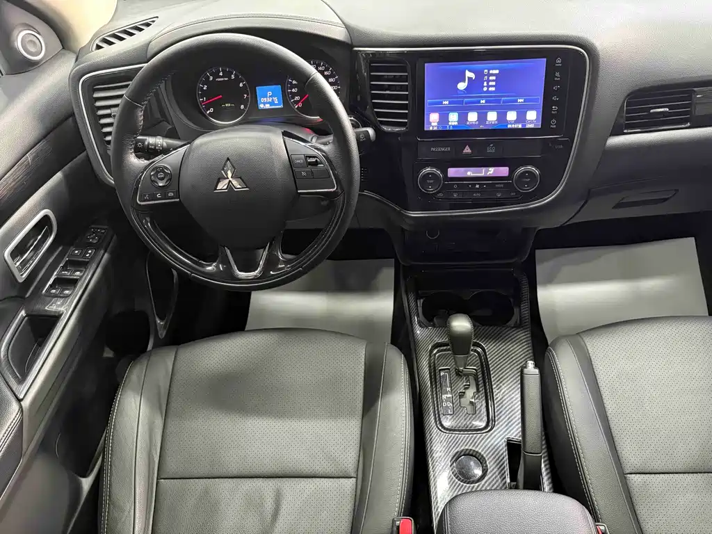 Mitsubishi Outlander 2017 — фото 11
