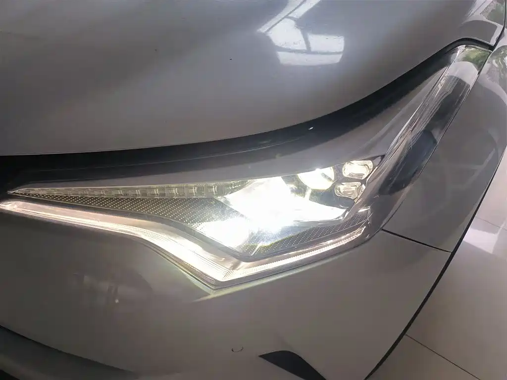 Toyota C-HR 2019 — фото 18