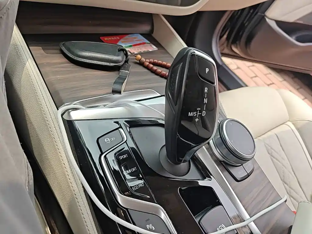 BMW 5 Series 2020 — фото 10