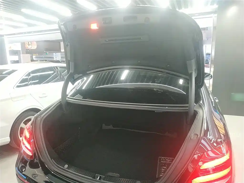 Mercedes-Benz E-Class 2017 — фото 19