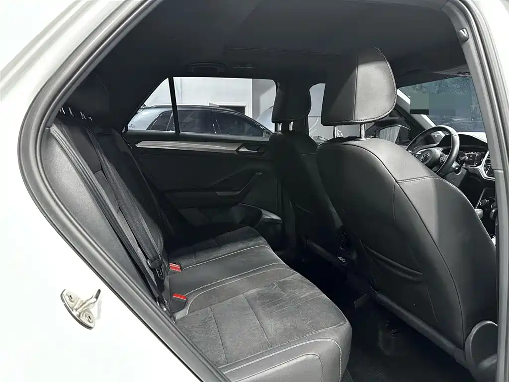 Volkswagen T-Roc 2023 — фото 18