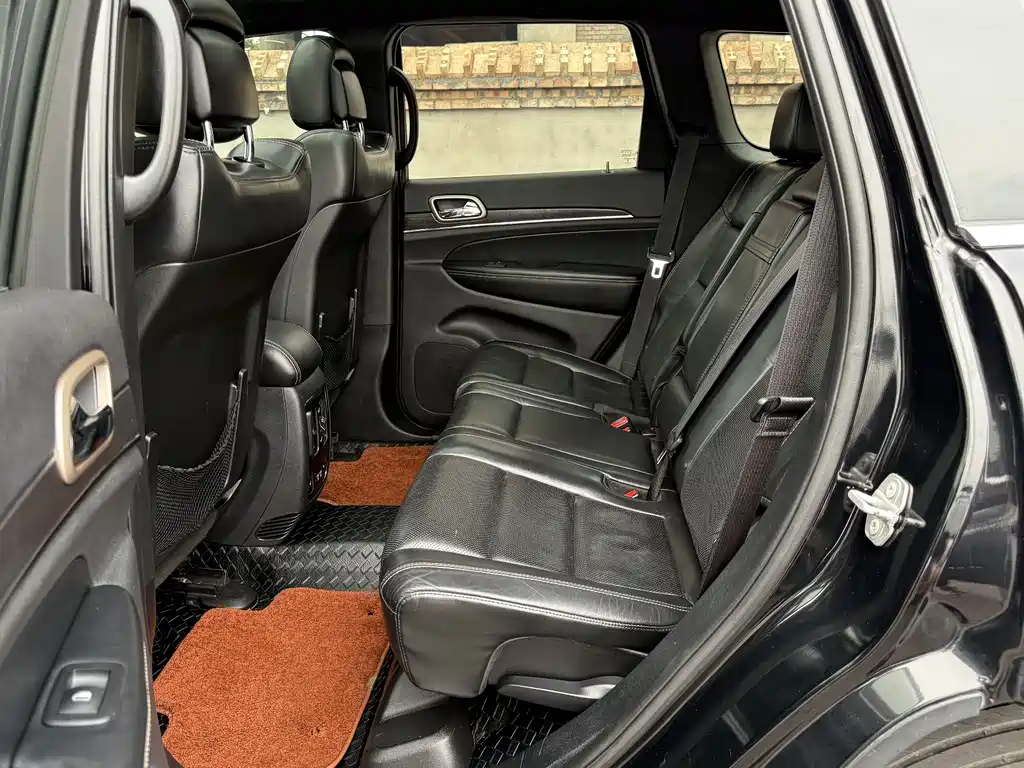 Jeep Grand Cherokee 2018 — фото 15