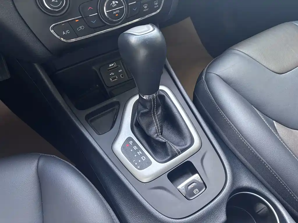 Jeep Cherokee 2021 — фото 15