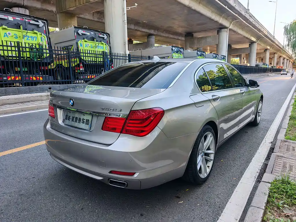 BMW 7 Series 2012 — фото 17