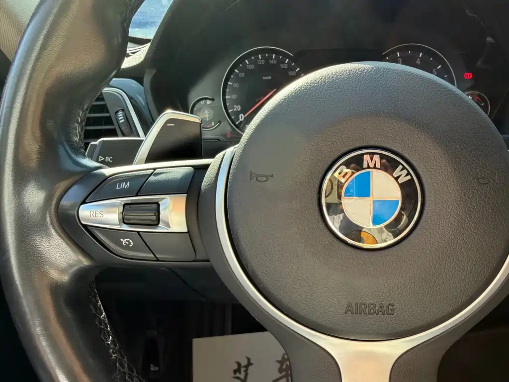 BMW 3 Series 2019 — фото 16