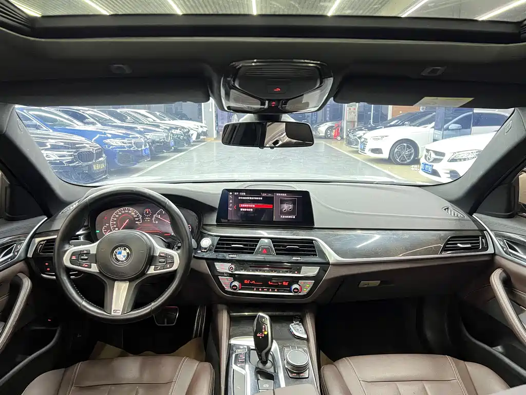 BMW 5 Series 2019 — фото 13