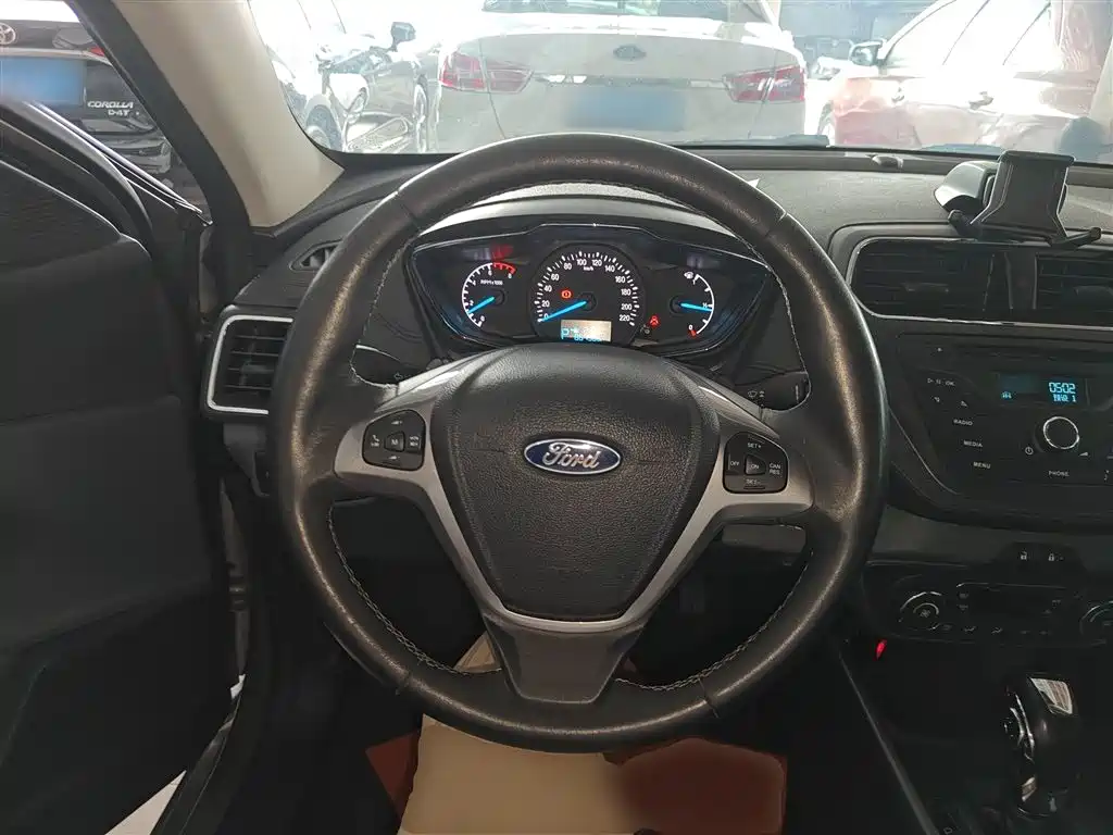 Ford Escort 2017 — фото 11